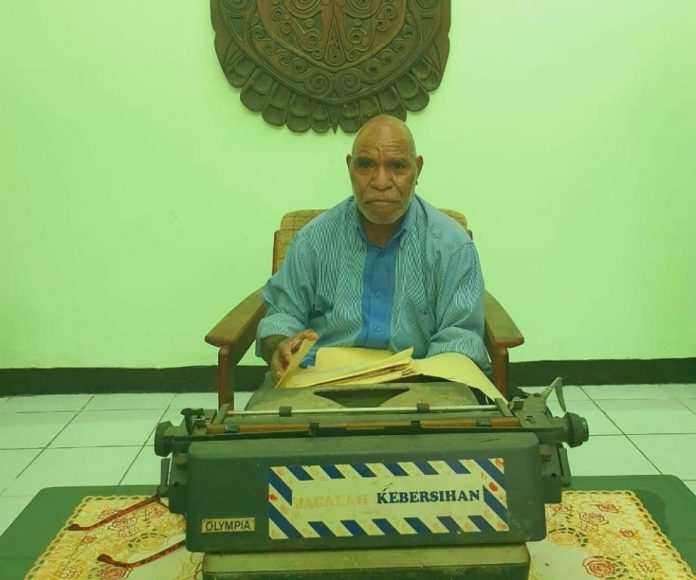 OTO : Thontje Wolas Krenak (salah satu pendiri dan personil Mambesak Grup Musik sebagai pembuat undangan pertama 3 Agustus 1978 bersama saksi bisu (mesin ketik) di Museum Loka Budaya Uncen, Abepura Jayapura OTO : Thontje Wolas Krenak (salah satu pendiri dan personil Mambesak Grup Musik sebagai pembuat undangan pertama 3 Agustus 1978 bersama saksi bisu (mesin ketik) di Museum Loka Budaya Uncen, Abepura Jayapura