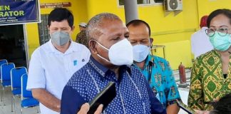 Bupati Jayapura, Mathius Awoitauw,SE,M.Si saat memberi keterangan pers di loby RS Yowari, Rabu (11/8/21)