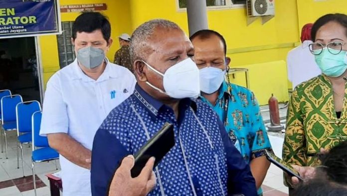 Bupati Jayapura, Mathius Awoitauw,SE,M.Si saat memberi keterangan pers di loby RS Yowari, Rabu (11/8/21) Bupati Jayapura, Mathius Awoitauw,SE,M.Si saat memberi keterangan pers di loby RS Yowari, Rabu (11/8/21)