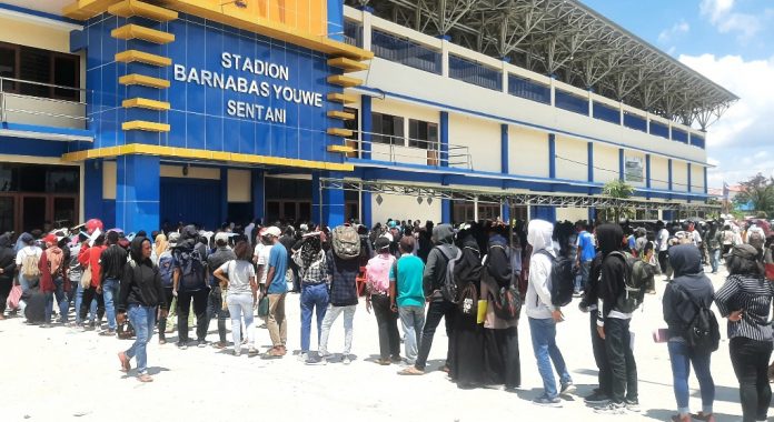 Ribuan folunteer yang memadati halaman parkir tribun utama Stadion Barnabas Youwe untuk verifikasi terkait syarat vaksin Covid-19, Rabu (1/9/21) Ribuan folunteer yang memadati halaman parkir tribun utama Stadion Barnabas Youwe untuk verifikasi terkait syarat vaksin Covid-19, Rabu (1/9/21)
