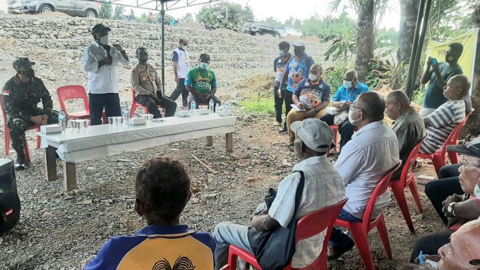 20210903_145358_copy_1008x567 Suasana pertemuan Bupati Jayapura, Mathius Awoitauw, SE, M.Si, dengan masyarakat adat Kampung Ifar Besar, di lokasi pemalangan jalan alternatif, Jumat (3/9/2021)