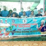 Dirut PDAM Jayapura, Entis Sutisna bersama jajarannya saat berfoto bersama para pengurus dan anggota Sanggar Tari Robongholo Kampung Sereh, Sentani (Selasa, 7/9/21)