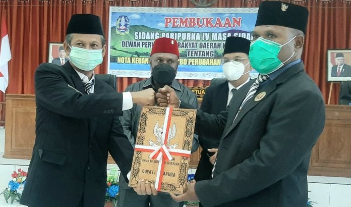 Wakil Bupati Jayapura, Giri Wijayantoro saat menyerahkan nota keuangan perubahan APBD tahun anggaran 2021 kepada Ketua DPRD Kabupaten Jayapura pada rapat paripurna IV Masa Sidang III tentang nota keuangan dan APBD perubahan tahun anggaran 2021, di ruang sidang Kantor DPRD Kabupaten Jayapura, Kompleks Perkantoran Bupati Jayapura, Gunung Merah, Sentani, Rabu (8/9/21)
