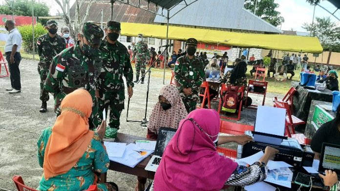 Pangdam XVII/Cenderawasih, Mayjen TNI Ignatius Yogo Triyono didampingi Komandan Korem 172/PWY, Brigjen TNI Izak Pangeman, Komandan Kodim 171/Jayapura, Kol Inf. Edwin AC dan Dandenkes Jayapura, Letkol dr. Susana saat meninjau pelaksanaan vaksinasi di Keerom, Kamis (9/9/21)