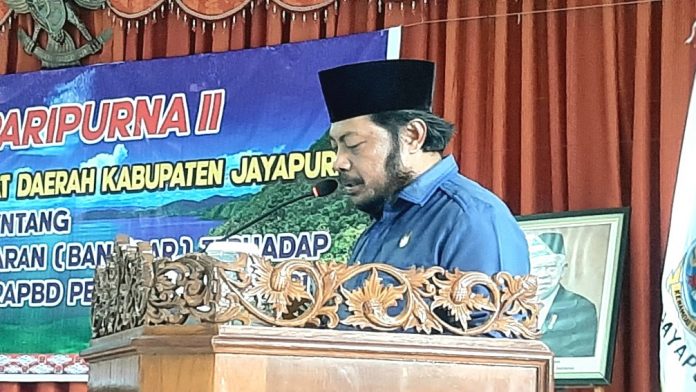 Rasino yang mewakili Banggar DPD Kabupaten Jayapura saat membacakan laporan hasil evaluasi dan kajian terhadap Raperda Perubahan APBD Kabupaten Jayapura TA 2021