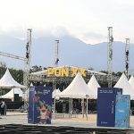 Pengerjaan panggung yang cukup megah dan stand-stand Gebyar PON XX Cluster Kabupaten Jayapura di kawasan Pantai Wisata Kalkhote, Distrik Sentani Timur, Kabupaten Jayapura.