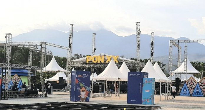 Pengerjaan panggung yang cukup megah dan stand-stand Gebyar PON XX Cluster Kabupaten Jayapura di kawasan Pantai Wisata Kalkhote, Distrik Sentani Timur, Kabupaten Jayapura.