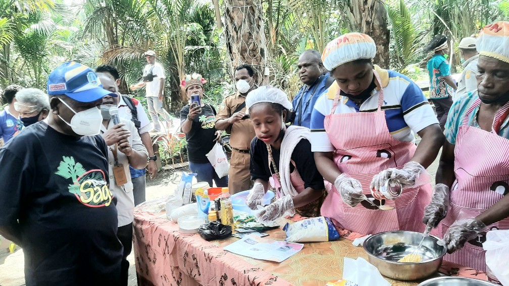 Bupati Jayapura, Mathius Awoitauw,SE,M.Si saat melihat-lihat mama-mama binaan BPTP Papua yang sedang mengolah sagu menjadi aneka panganan lokal usai membuka festival sagu di Kampung Huruwakha, Distrik Sentani, Kabupaten Jayapura, Senin (13/9/21)