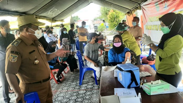 20210914_110913_copy_1008x567 Wakil Bupati Keerom, Wahfir Kosasih saat berdialog dengan warga maupun tenaga medis pada serbuan vaksinasi Covid-19 oleh Kodam XVII/Cenderawasih di Kampung Sanggaria Arso 1, Selasa (14/9/21)