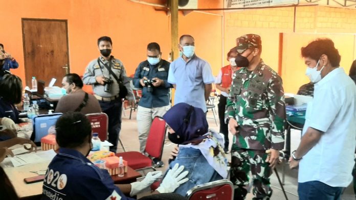 Pangdam XVII/Cenderawasih, Mayjen TNI Ignatius Yogo Triyono bersama Ketua Perbakin Papua, Jhony Banua Rouw saat berdialog dengan warga yang hendak divaksin di Lapangan Tembak Perbakin Papua, Rabu (15/9/21).