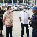 Ketua Harian PB PON XX, Yunus Wonda didampingi Sekretaris Umum (Sekum) PB PON Papua, Elia Loupatty saat berbincang serius bersama Ketua Umum Sub PB PON Kabupaten Jayapura, Mathius Awoitauw terkait penataan arena parkir Stadion SBY untuk penyambutan kontingen asal luar Papua, Minggu (19/09/21)