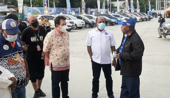 Ketua Harian PB PON XX, Yunus Wonda didampingi Sekretaris Umum (Sekum) PB PON Papua, Elia Loupatty saat berbincang serius bersama Ketua Umum Sub PB PON Kabupaten Jayapura, Mathius Awoitauw terkait penataan arena parkir Stadion SBY untuk penyambutan kontingen asal luar Papua, Minggu (19/09/21) Ketua Harian PB PON XX, Yunus Wonda didampingi Sekretaris Umum (Sekum) PB PON Papua, Elia Loupatty saat berbincang serius bersama Ketua Umum Sub PB PON Kabupaten Jayapura, Mathius Awoitauw terkait penataan arena parkir Stadion SBY untuk penyambutan kontingen asal luar Papua, Minggu (19/09/21)