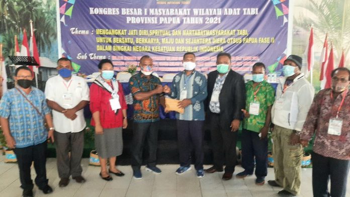 20210923_130010_copy_1024x576 Penyerahan bantuan tunai dari Ketua DPRD Kabupaten Jayapura, Klemens Hamo kepada panitia Kongres Masyarakat Adat Tabi (MAT) yang berlangsung di Pendopo Ondo Sereh di hari ke-4, Rabu (23/9/21).