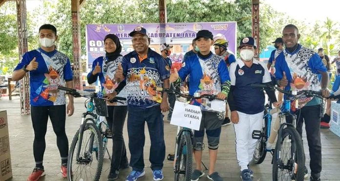 Penyerahan hadiah doorprize kepada peserta Gowes Sosialisasi PON XX dan Sambut Haornas 2021 yang beruntung, Sabtu (4/9/21)
