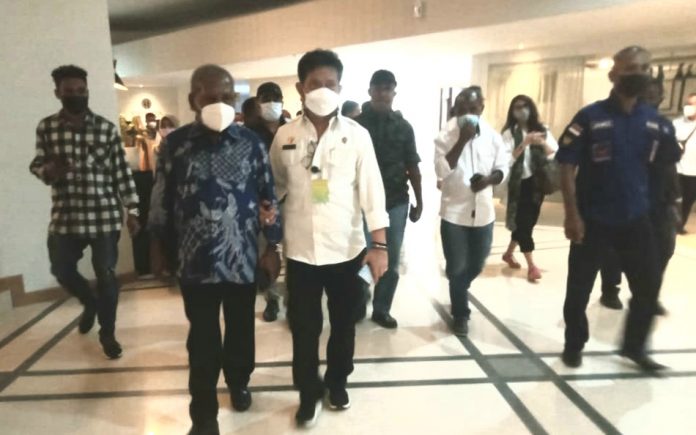 Ketua DPW Partai NasDem Provinsi Papua Mathius Awoitauw, SE, M.Si, saat berbincang dengan Ketua DPP Partai NasDem, Dr. H. Syahrul Yasin Limpo, SH, M.Si, MH, usai temu kader dengan pengurus DPW NasDem Papua dan tiga pengurus tingkat DPD, yang berlangsung di Suni Garden Lake Hotel and Resort Sentani, Kamis (2/9/2021) Ketua DPW Partai NasDem Provinsi Papua Mathius Awoitauw, SE, M.Si, saat berbincang dengan Ketua DPP Partai NasDem, Dr. H. Syahrul Yasin Limpo, SH, M.Si, MH, usai temu kader dengan pengurus DPW NasDem Papua dan tiga pengurus tingkat DPD, yang berlangsung di Suni Garden Lake Hotel and Resort Sentani, Kamis (2/9/2021)