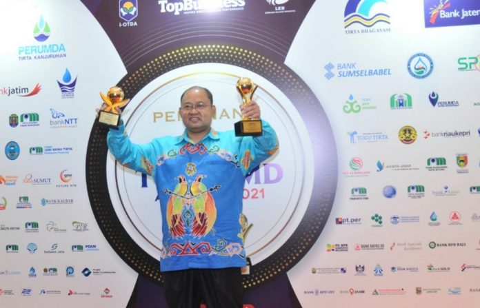 Dirut PDAM Jayapura saat meraih penghargaan TOP CEO BUMD di Hotel Raffles-Jakarta, Jumat (10/9/2021)