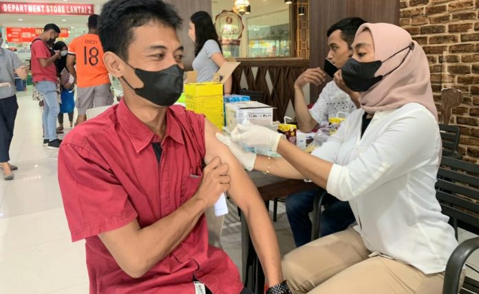 IMG-20210920-WA0025 Karyawan Mega Waena saat mendapat suntikan vaksin Covid-19 yang digelar Polsek Heram di Mega Waena Kota Jayapura, sebagai dukungan untuk sukses PON XX Papua 2021.