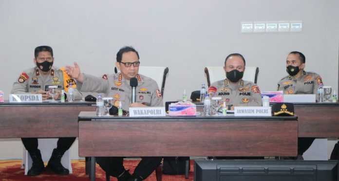 Wakapolri Komjen Pol Gatot Eddy Pramono, M.Si., saat memimpin Tactical Floor Game (TFG) Operasi Deraku Cartenz 2021 dalam rangka pengamanan PON XX tahun 2021 oleh Polda Papua, di Ballroom Atuma Kuri Hotel Suni Garden Lake Sentani, Senin (20/9/21) Wakapolri Komjen Pol Gatot Eddy Pramono, M.Si., saat memimpin Tactical Floor Game (TFG) Operasi Deraku Cartenz 2021 dalam rangka pengamanan PON XX tahun 2021 oleh Polda Papua, di Ballroom Atuma Kuri Hotel Suni Garden Lake Sentani, Senin (20/9/21)