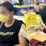 Salah satu karyawan Saga Mall Abepura saat mendapatkan vaksinasi-Covid-19 di Saga Mall Abepura Kota Jayapura, Selasa (21/9/2021)