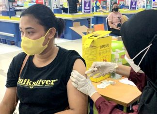 Salah satu karyawan Saga Mall Abepura saat mendapatkan vaksinasi-Covid-19 di Saga Mall Abepura Kota Jayapura, Selasa (21/9/2021)
