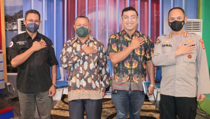 Kabid Humas Polda Papua, Kombes Pol. Drs. Ahmad Musthofa Kamal S.H., bersama dr. Berry Wopari dan Pdt. Hein Carlos Mano dan salah satu penyiar TVRI saat berfoto bersama usai siaran langsung, Selasa (21/9/21) Kabid Humas Polda Papua, Kombes Pol. Drs. Ahmad Musthofa Kamal S.H., bersama dr. Berry Wopari dan Pdt. Hein Carlos Mano dan salah satu penyiar TVRI saat berfoto bersama usai siaran langsung, Selasa (21/9/21)