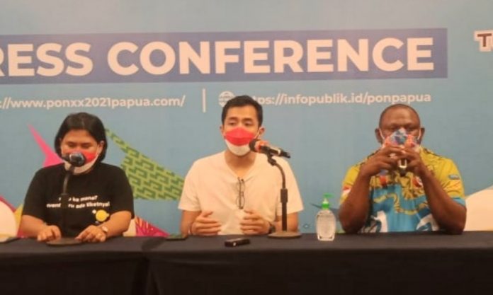 Event Eksekutif tiket.com, Rio Afdhala, didampingi Account Manager tiket.com, Febby Sri Menda, ketika menggelar konferensi pers di Media Center PON XX Klaster Kabupaten Jayapura, Grand Allison Hotel Sentani, Kabupaten Jayapura, Rabu (22/9/2021)
