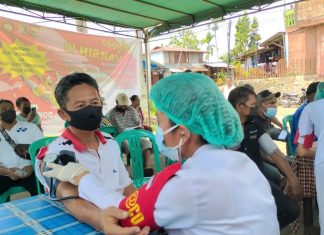 Vaksinasi di Halaman Rumah Keluarga Mambrasar Dok IX Kota Jayapura,