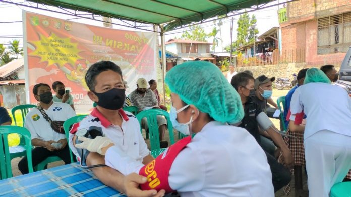 Vaksinasi di Halaman Rumah Keluarga Mambrasar Dok IX Kota Jayapura, Vaksinasi di Halaman Rumah Keluarga Mambrasar Dok IX Kota Jayapura,