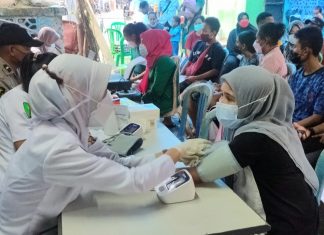 Salah satu warga saat dilakukan screening kelayakan menerima vaksin Covid-19 pada gebyar vaksinasi presisi di Perumahan Kloofkamp, Jumat (24/9/21)