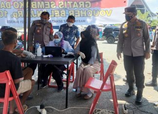 Kakorbinmas Polri bersama Widyaiswara Kepolisian Utama Tk I Sespim Lemdiklat Polri saat mengunjungi salah satu lokasi pelaksanaan vaksinasi presisi yang digelar Polres Jayapura di Kabupaten Jayapura, Sabtu (25/9/21)