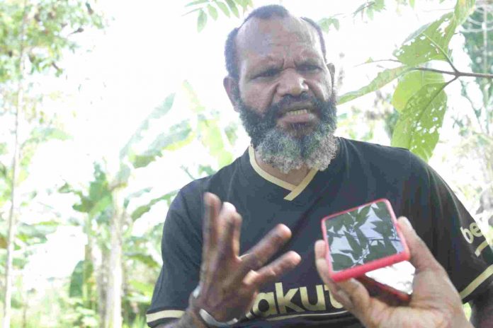 Ketua Harian KPA Papua, Yan Matuan saat memberikan keterangan pers di Sentani, Kabupaten Jayapura, 23 September 2021 Ketua Harian KPA Papua, Yan Matuan saat memberikan keterangan pers di Sentani, Kabupaten Jayapura, 23 September 2021
