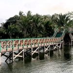 Jembatan yang belum lama dibangun sebagai salah satu fasilitas yang menarik wisatawan yang datang ke Kamung Yokiwa, Distrik Sentani Timur untuk menyeberangi sungai dan melihat pemandangan di sekitar