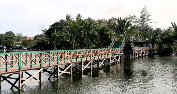 Jembatan yang belum lama dibangun sebagai salah satu fasilitas yang menarik wisatawan yang datang ke Kamung Yokiwa, Distrik Sentani Timur untuk menyeberangi sungai dan melihat pemandangan di sekitar Jembatan yang belum lama dibangun sebagai salah satu fasilitas yang menarik wisatawan yang datang ke Kamung Yokiwa, Distrik Sentani Timur untuk menyeberangi sungai dan melihat pemandangan di sekitar