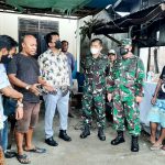 Ketua BPD KKSS Kabupaten Jayapura, H. Wagus Hidayat, SE, SH, bersama pengurus lainnya saat meninjau lokasi kebakaran di Area Bandara Sentani, Selasa (7/9/2021) pagi