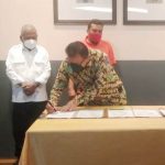 Direktur Utama PT Pangansari Utama Food and Resource (PUFR), Maghfur Lasah saat menandatangani MoU kontrak penyedia jasa konsumsi PON XX, yang disaksikan oleh Ketua Umum Sub PB PON XX Cluster Kabupaten Jayapura Mathius Awoitauw, SE, M.Si, di Suni Garden Lake Hotel and Resort Sentani, Kamis (9/9/2021)