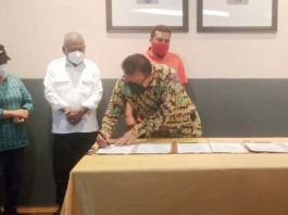 Direktur Utama PT Pangansari Utama Food and Resource (PUFR), Maghfur Lasah saat menandatangani MoU kontrak penyedia jasa konsumsi PON XX, yang disaksikan oleh Ketua Umum Sub PB PON XX Cluster Kabupaten Jayapura Mathius Awoitauw, SE, M.Si, di Suni Garden Lake Hotel and Resort Sentani, Kamis (9/9/2021)