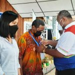 Pengalungan tanda peserta Pelatihan LO, VO dan WF oleh Ketua Bidang I Sub PB PON Cluster Kabupaten Jayapura, Ted Y. Mokay di Aula STAKIN Sentani, Jumat (10/9/21)