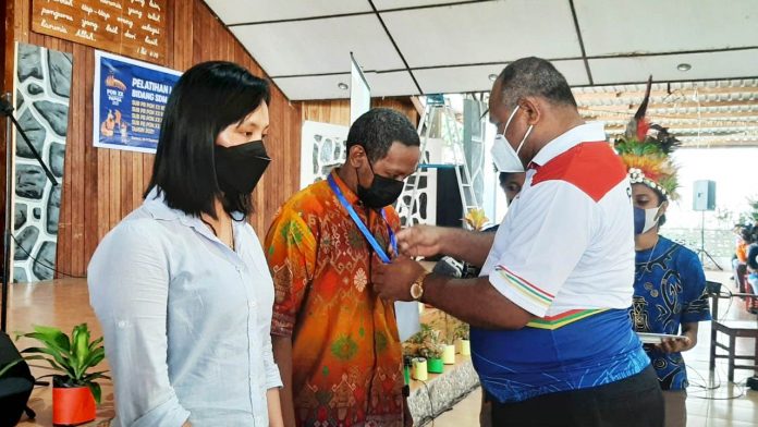 Pengalungan tanda peserta Pelatihan LO, VO dan WF oleh Ketua Bidang I Sub PB PON Cluster Kabupaten Jayapura, Ted Y. Mokay di Aula STAKIN Sentani, Jumat (10/9/21) Pengalungan tanda peserta Pelatihan LO, VO dan WF oleh Ketua Bidang I Sub PB PON Cluster Kabupaten Jayapura, Ted Y. Mokay di Aula STAKIN Sentani, Jumat (10/9/21)