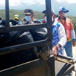 Aksi grebek sampah dalam rangka memperingati Wolrd Cleanup Day (hari sampah sedunia) dan menyambut pelaksanaan PON XX di kawasan wisata Bukit Tungkuwiri (Teletubbies), Jumat (10/9/2021)