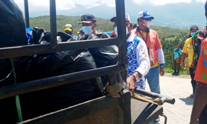 Aksi grebek sampah dalam rangka memperingati Wolrd Cleanup Day (hari sampah sedunia) dan menyambut pelaksanaan PON XX di kawasan wisata Bukit Tungkuwiri (Teletubbies), Jumat (10/9/2021)
