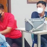 Warga sekitar Jalan Youmakhe (Thabita), Kelurahan Hinekombe, Distrik Sentani, ketika mengikuti kegiatan Vaksinasi Massal, yang diselenggarakan oleh Polres Jayapura bersama Pawarto Papua dan STIKES Jayapura, Sabtu (11/9/2021)