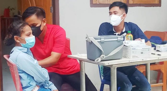 Warga sekitar Jalan Youmakhe (Thabita), Kelurahan Hinekombe, Distrik Sentani, ketika mengikuti kegiatan Vaksinasi Massal, yang diselenggarakan oleh Polres Jayapura bersama Pawarto Papua dan STIKES Jayapura, Sabtu (11/9/2021) Warga sekitar Jalan Youmakhe (Thabita), Kelurahan Hinekombe, Distrik Sentani, ketika mengikuti kegiatan Vaksinasi Massal, yang diselenggarakan oleh Polres Jayapura bersama Pawarto Papua dan STIKES Jayapura, Sabtu (11/9/2021)