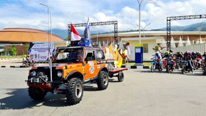 Salah satu peserta touring saat bersiap di depan Stadion Utama Lukas Enembe, Kampung Harapan, Distrik Sentani Timur, Kabupaten Jayapura, Sabtu (11/9/2021)