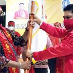 Ketua IKEMAL Pusat di Tanah Papua, Christian Sohilait ketika memasang kain berang dan menyerahkan bendera pataka kepada Ketua IKEMAL Kabupaten Jayapura yang baru, Herald J. Berhitu
