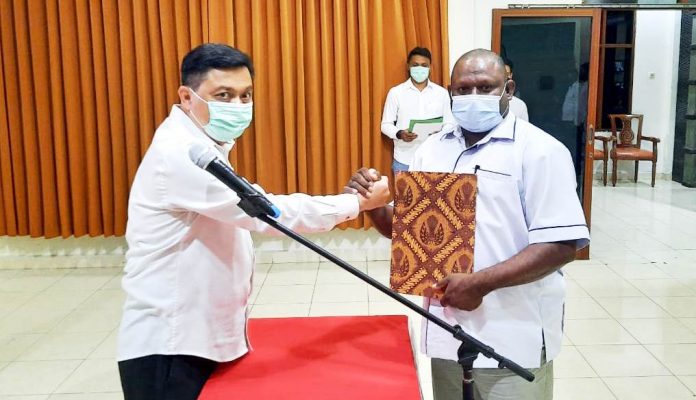 Penyerahan pataka dari Ketua Umum PB ESI Papua, Mayjen TNI Abdul Haris Napoleon, SE, M.Si kepada Ketua Umum PB ESI Kabupaten Jayapura, Gustaf Griapon, ST, pada acara pelantikan Ketua dan Pengurus PB ESI Kabupaten Jayapura periode 2021-2024, Selasa (14/9/2021)