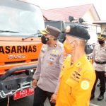 Wakapolres Jayapura Kompol Deddy A. Puhiri, S.IK. saat memimpin pengecekan kesiapan pasukan dan perlengkapan serta alutsista pada apel gelar pasukan operai Deraku Cartenz 2021, Jumat (17/9/21)
