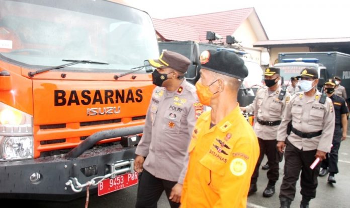 Wakapolres Jayapura Kompol Deddy A. Puhiri, S.IK. saat memimpin pengecekan kesiapan pasukan dan perlengkapan serta alutsista pada apel gelar pasukan operai Deraku Cartenz 2021, Jumat (17/9/21)