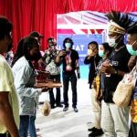 Pengalungan noken dan pemakaian mahkota khas apua pada simulasi penerimaan Kontingen PON di sekretariat sub PB Pon Kabupaten Jayapura, Sabtu (18/9/2021)