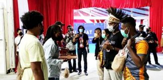 Pengalungan noken dan pemakaian mahkota khas apua pada simulasi penerimaan Kontingen PON di sekretariat sub PB Pon Kabupaten Jayapura, Sabtu (18/9/2021)