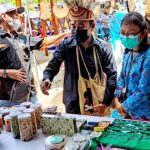 Staf Khusus Presiden dari Papua Billy Mambrasar saat meninjau kegiatan pelatihan para pelaku UMKM Mama Papua di Rumah Coklat Kabupaten Jayapura beberapa waktu lalu